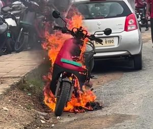 Dhanbad Scooty Fire: सरायढेला-गोविंदपुर मार्ग पर गुस्से में स्कूटी चालक ने लगाई आग, शोरूम पर लगाया लापरवाही का आरोप 1 Dhanbad Scooty Fire 1
