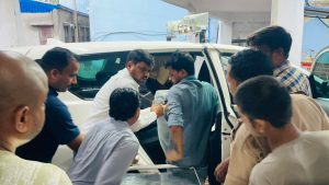सड़क हादसे में घायल की मदद को आगे आए मेयर संजीव सिंह, खुद अस्पताल पहुंचाया
