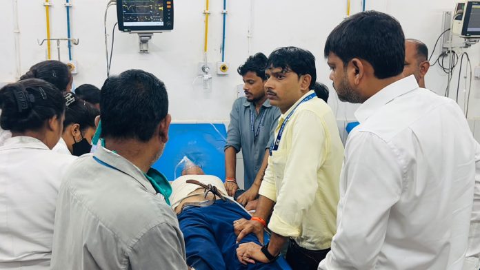 सड़क हादसे में घायल की मदद को आगे आए मेयर संजीव सिंह, खुद अस्पताल पहुंचाया 1
