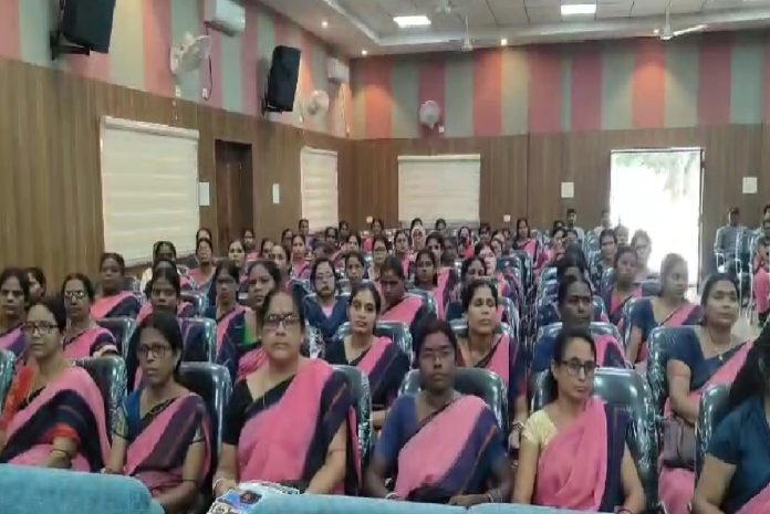 धनबाद पुलिस की पहल: सैया दीदियों को साइबर अपराध से बचाव की ट्रेनिंग, अब घर-घर होगा जागरूकता अभियान