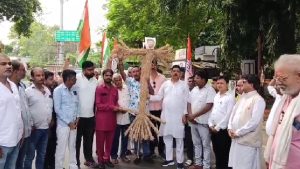 धनबाद में कांग्रेस ने सांसद ढुलू महतो का फूंका पुतला, बयान पर जताया विरोध