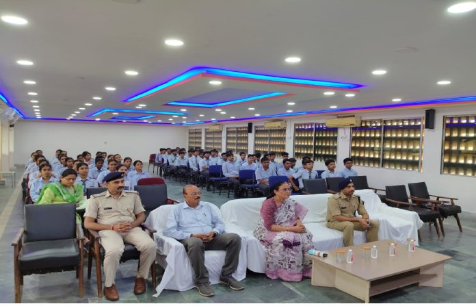 DAV कोयला नगर में साइबर सुरक्षा जागरूकता सत्र, 350 छात्रों को बताए ठगी से बचाव के तरीके