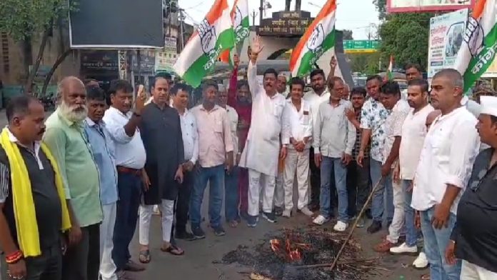 धनबाद में कांग्रेस ने सांसद ढुलू महतो का फूंका पुतला, बयान पर जताया विरोध