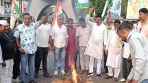 धनबाद में कांग्रेस ने सांसद ढुलू महतो का फूंका पुतला, बयान पर जताया विरोध