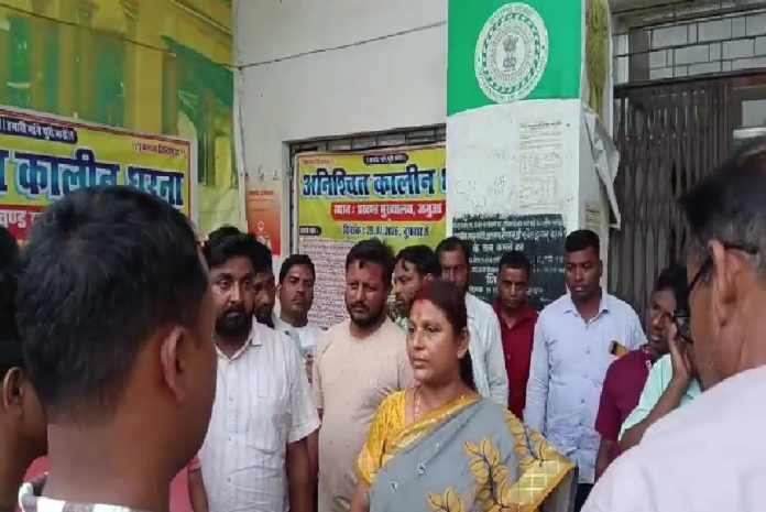 Jamua News: धरना स्थल पहुंचीं विधायक मंजू कुमारी, गौतम सागर राणा की मांगों पर की चर्चा