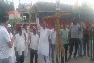 ढुलू महतो के कथित बयान के खिलाफ निरसा में कांग्रेस का प्रदर्शन, फूंका पुतला