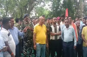निरसा में मजदूर आंदोलन तेज, अरूप चटर्जी के नेतृत्व में ECL मुगमा कार्यालय का घेराव 2 निरसा में मजदूर आंदोलन तेज, अरूप चटर्जी के नेतृत्व में ECL मुगमा कार्यालय का घेराव