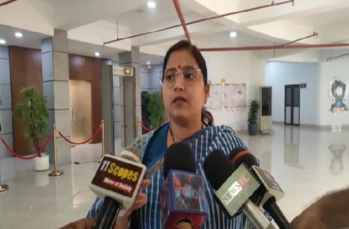 झरिया की समस्याओं को लेकर DC से मिलीं विधायक रागिनी सिंह, सड़क-पानी-बिजली पर हुई चर्चा