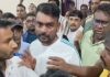 बरवाअड्डा थाना में बवाल: जयराम महतो पर मुखिया पुत्र ने लगाया गला दबाने का आरोप बरवाअड्डा थाना में बवाल: जयराम महतो पर मुखिया पुत्र ने लगाया गला दबाने का आरोप