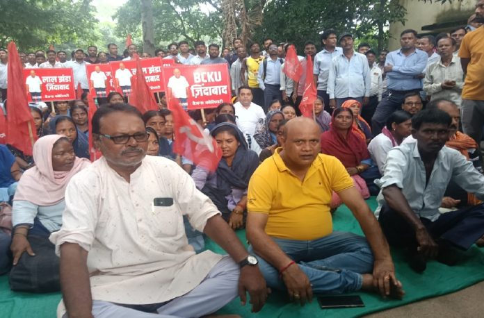 निरसा में मजदूर आंदोलन तेज, अरूप चटर्जी के नेतृत्व में ECL मुगमा कार्यालय का घेराव