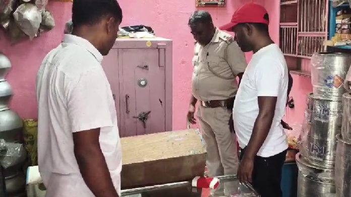 राजगंज के डोमनपुर में चोरी की वारदात, एस्बेस्टस हटाकर दुकान में दाखिल हुए चोर