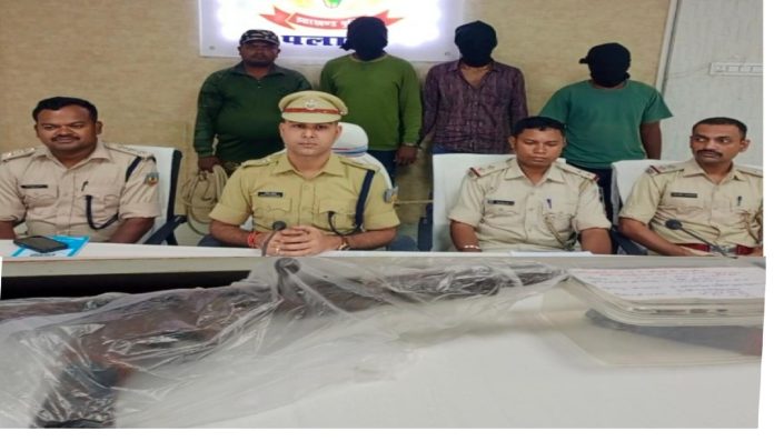 पांकी में पुलिस का बड़ा एक्शन, कार्बाइन और 7 गोलियों के साथ तीन अपराधी गिरफ्तार