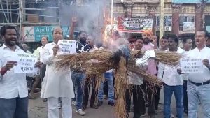 झरिया में भू-धंसान पर फूटा जन आक्रोश, BCCL GM का पुतला दहन 1 झरिया में भू-धंसान पर फूटा जन आक्रोश, BCCL GM का पुतला दहन