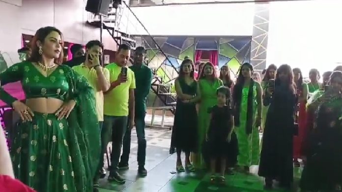 धनबाद में सांवरिया ग्रुप का भव्य सावन उत्सव, सावन के गीतों पर झूमीं महिलाएं