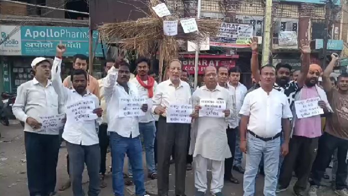 झरिया में भू-धंसान पर फूटा जन आक्रोश, BCCL GM का पुतला दहन