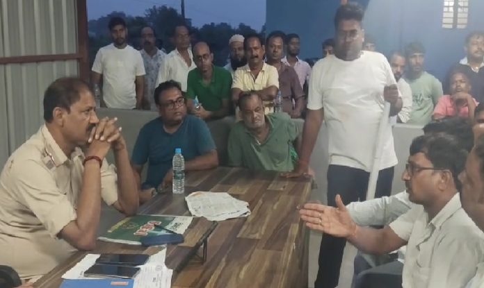 निरसा के गांधी बाजार में दिनदहाड़े दुकानदार पर हमला, एक नाबालिग हिरासत में, दुकानदार की हालत गंभीर