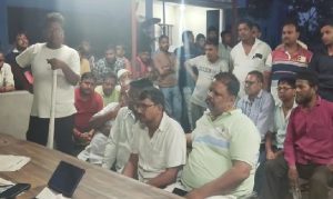 निरसा के गांधी बाजार में दिनदहाड़े दुकानदार पर हमला, एक नाबालिग हिरासत में, दुकानदार की हालत गंभीर