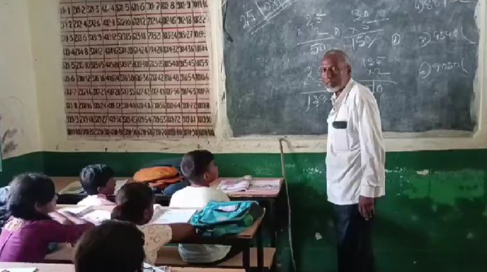 निरसा के सरकारी स्कूल का हाल, एक शिक्षक के भरोसे पांच कक्षाएं और 150 बच्चे