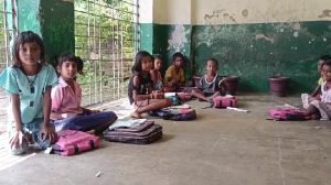 निरसा के सरकारी स्कूल का हाल, एक शिक्षक के भरोसे पांच कक्षाएं और 150 बच्चे
