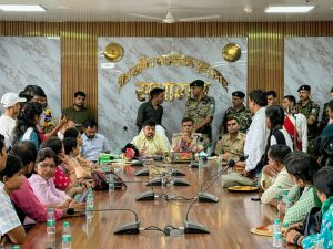 धनबाद में रक्षाबंधन पर खास पहल, छात्राओं ने DC-SSP को बांधी राखी; खुली समस्याओं की पोटली