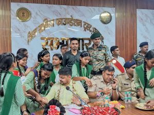 धनबाद में रक्षाबंधन पर खास पहल, छात्राओं ने DC-SSP को बांधी राखी; खुली समस्याओं की पोटली