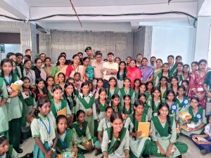 धनबाद में रक्षाबंधन पर खास पहल, छात्राओं ने DC-SSP को बांधी राखी; खुली समस्याओं की पोटली