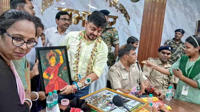 धनबाद में रक्षाबंधन पर खास पहल, छात्राओं ने DC-SSP को बांधी राखी; खुली समस्याओं की पोटली
