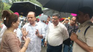 धनबाद में सड़क हादसे में मिथिलेश रजक की मौत, परिवार को मुआवजे और नौकरी पर बनी सहमति 2 धनबाद में सड़क हादसे में मिथिलेश रजक की मौत, परिवार को मुआवजे और नौकरी पर बनी सहमति