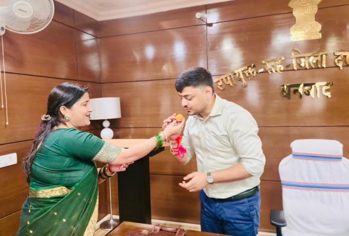 Raksha Bandhan 2026: रागिनी सिंह ने DC और SSP को बांधी राखी