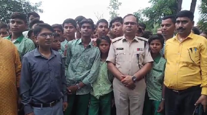 Giridih News: मिर्जागंज स्कूल में साइबर जागरूकता अभियान, छात्रों को बताए ऑनलाइन ठगी से बचने के तरीके
