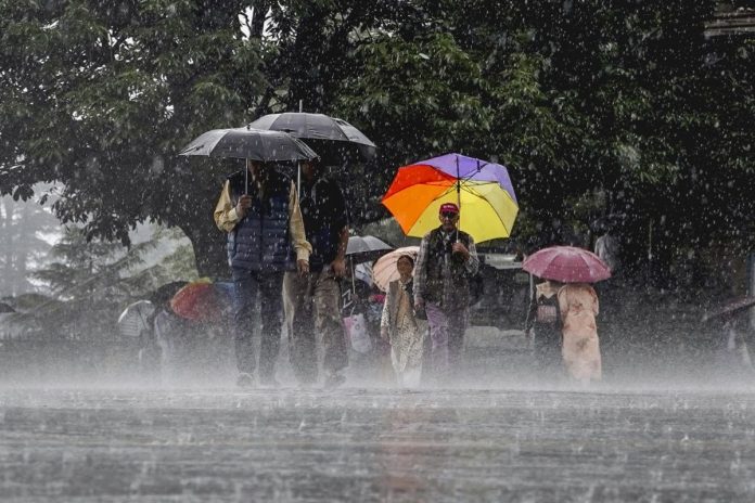 Bihar Rain Alert: बिहार के कई जिलों में भारी बारिश का अलर्ट, IMD ने जारी किया येलो और ऑरेंज अलर्ट