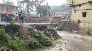 Jhiliya Bridge Diversion: बारिश में बहा कुमारडूबी-मैथन रोड स्थित झिलिया पुल का डायवर्सन, हजारों लोगों का संपर्क टूटा