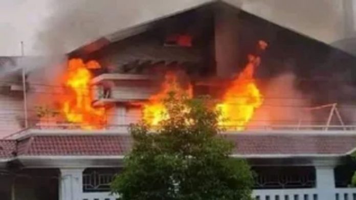 Shakib Al Hasan House Attack: शाकिब अल हसन के पैतृक घर पर हमला, पेट्रोल बम से आग लगाने की कोशिश