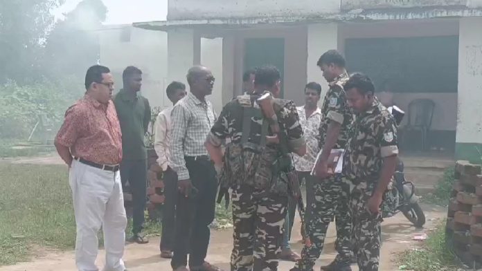Joradih School Theft News: उत्क्रमित उच्च विद्यालय जोराडीह में फिर चोरी, कंप्यूटर रूम में सेंधमारी से ग्रामीणों में आक्रोश