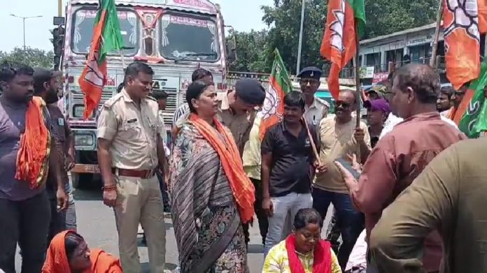 JPSC-JSSC आंदोलन के समर्थन में निरसा में BJP का प्रदर्शन 1