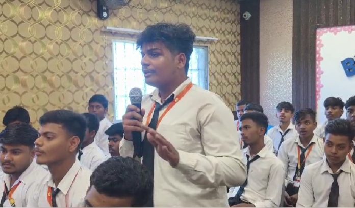 बड्स गार्डन स्कूल में धनबाद पुलिस का साइबर सुरक्षा जागरूकता अभियान 2