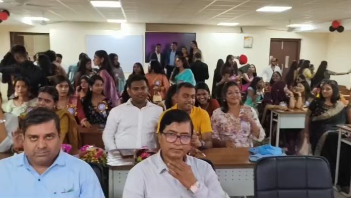 BBMKU में Farewell और Fresher पार्टी एक साथ, साड़ी में सजी छात्राओं ने बढ़ाई महोत्सव की रौनक 2