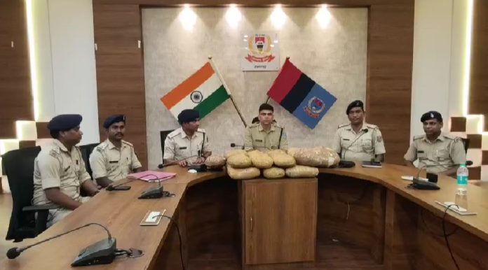 रामगढ़ में 22.2 किलो गांजा बरामद, पुलिस ने एक युवक को किया गिरफ्तार
