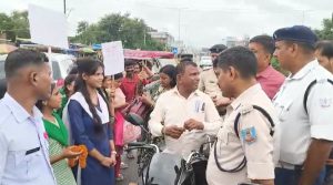 रक्षाबंधन पर धनबाद में अनोखा अभियान, बच्चों ने वाहन चालकों को बांधा रक्षा सूत्र