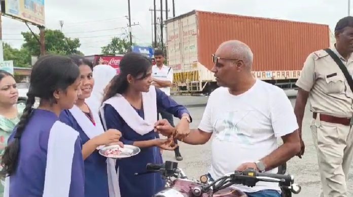 रक्षाबंधन पर धनबाद में अनोखा अभियान, बच्चों ने वाहन चालकों को बांधा रक्षा सूत्र