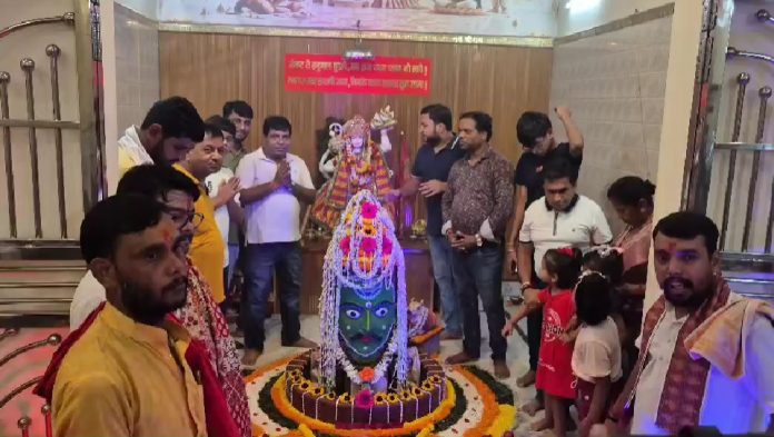 धनबाद के महावीर मंदिर में भव्य रुद्राभिषेक, उज्जैन की तर्ज पर हुआ महादेव का श्रृंगार