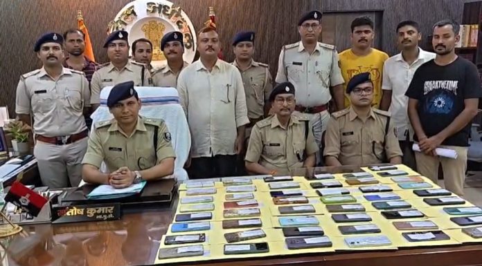 खोए मोबाइल पाकर खिले चेहरे, किशनगंज पुलिस ने 51 लोगों को लौटाए फोन