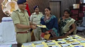 खोए मोबाइल पाकर खिले चेहरे, किशनगंज पुलिस ने 51 लोगों को लौटाए फोन