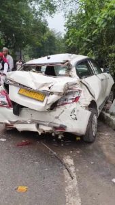 रंगाटांड़ में 4 दिन से सड़क पर पड़ी एक्सीडेंटल गाड़ी, उठे सवाल 1 रंगाटांड़ में 4 दिन से सड़क पर पड़ी एक्सीडेंटल गाड़ी, उठे सवाल