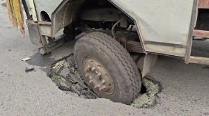निरसा में अचानक धंस गई NH-19 की सर्विस रोड, गोफ में फंसा ट्रक का पहिया 1 निरसा में अचानक धंस गई एनएच-19 की सर्विस रोड, गोफ में फंसा ट्रक का पहिया