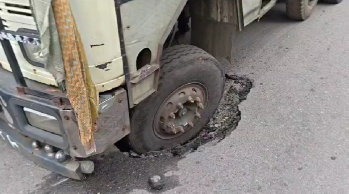 निरसा में अचानक धंस गई NH-19 की सर्विस रोड, गोफ में फंसा ट्रक का पहिया