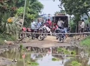 शेखपुरा में जलजमाव से परेशान ग्रामीणों ने सड़क पर रोपा धान, घंटों जाम