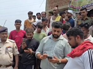 शेखपुरा में जलजमाव से परेशान ग्रामीणों ने सड़क पर रोपा धान, घंटों जाम