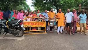 चिरकुंडा में 5 दिन से पानी संकट, सड़क पर उतरे लोग; विधायक के आश्वासन पर हटा जाम