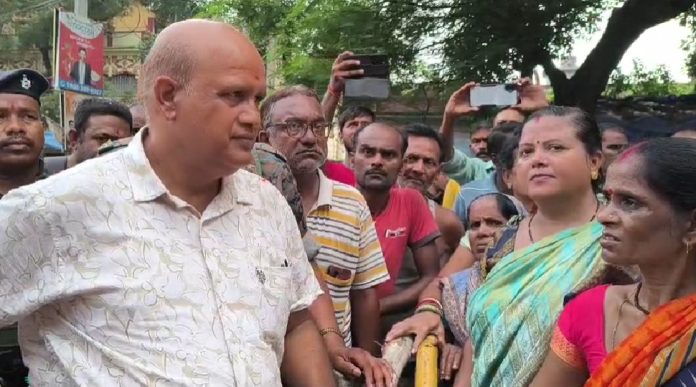 चिरकुंडा में 5 दिन से पानी संकट, सड़क पर उतरे लोग; विधायक के आश्वासन पर हटा जाम